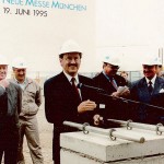 19. Juni 1995 Grundsteinlegung für die neue Messe, mit der Ude als Aufsichtsratsvorsitzender, als Vorsitzender des Planungs- sowie des U-Bahnausschusses und der Stadtgestaltungskommission über ein Jahrzent lang befasst war. 